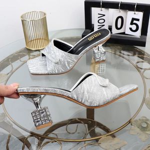 Zapatos de Tacón Dorado con Punta Cuadrada, Elegantes y Exclusivos para Mujer - Product Image 6