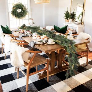 Guirlandes artificielles en pin avec baies et cônes pour la décoration de Noël intérieure et extérieure, idéales pour la décoration florale et les créations artisanales. - Product Image 3