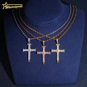 תליון צלב לגברים משובץ יהלומים מלאכותיים מוסאניט עם תעודת GRA, תכשיט היפ הופ פופולרי מכסף 925 - Product Image 1