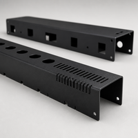 Support de rail coulissant noir thermolaqué en U avec persiennes de ventilation pour équipement