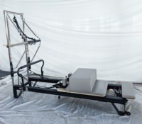 Heimstudio-Ausrüstung für Körpertraining und Fitness: Maßgefertigter Yoga-Fitness-Reformer aus Aluminiumlegierung mit Turm