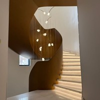 Escalier en colimaçon en acier avec rampe en fer forgé, marches en bois personnalisables, design moderne durable et sûr pour villa de luxe, utilisation en intérieur