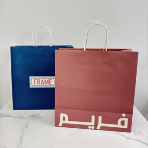 Set tas kertas berwarna kustom dengan pegangan memutar pakaian butik hadiah belanja ritel tas Kraft ramah lingkungan cetak kustom - Product Image 6