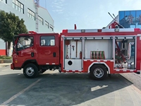 Nouveau camion de pompiers d'intervention d'urgence 4x2 avec lance d'incendie, capacité du réservoir <3000L, norme d'émission Euro 3, moteur diesel, hauteur de travail 30-65M