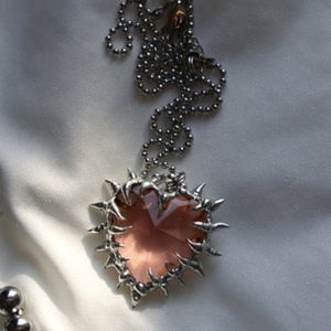 Collier pendentif cœur rouge, motif couple, style gothique hip-hop punk, chaîne en alliage plaqué or, pour hommes et femmes, style bouddhiste - Product Image 2