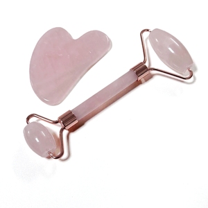 Kit de rouleau facial et d'outil Gua Sha en quartz rose naturel de bonne qualité - Product Image 1