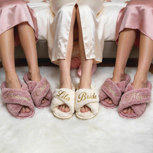Ciabatte Personalizzate per la Sposa, Pantofole Morbide con Nome Personalizzato, Eleganti Ciabatte Aperte in Finta Pelliccia per il Battesimo Nuziale - Product Image 4