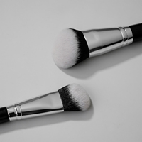 Pinceau de maquillage multifonctionnel YM Cruelty Free en poils synthétiques avec manche en bois, pinceau incliné pour fond de teint et pinceau Kabuki incliné pour les lèvres