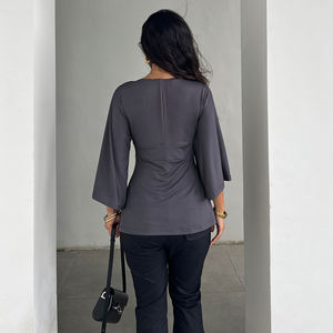 Blusa de punto de manga acampanada de color liso con estampado digital ecológico, top sexy con cuello en V de longitud media y detalles modernos - Product Image 5