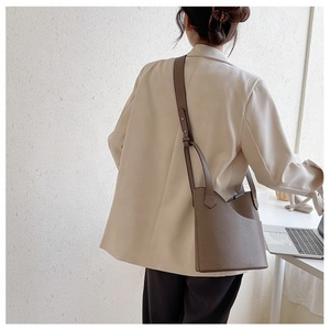 Wholesale Trendy Vegan Leather Crossbody Bags Leisure Handbag for Women PU Leather Single Shoulder <b>Bucket</b> Bag - Product Image 6