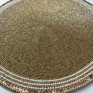 Mantel Individual Redondo de Lujo con Cuentas, Hecho a Mano, Dorado, Geométrico, con Borde de Perlas para Fiestas - Product Image 1