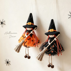 QY Decoración para el Hogar y Fiestas, Adornos y Accesorios para el Festival de la Cosecha, Muñecos de Peluche con Campana, Muñeca Bruja con Escoba de Halloween, Colgantes Decorativos - Product Image 2