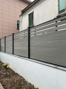 Panneaux de clôture WPC co-extrudés personnalisables, nouveau design, cadre en aluminium pour extérieur, <span class=keywords><strong>bois</strong></span> traité thermiquement pour jardins et maisons - Product Image 3
