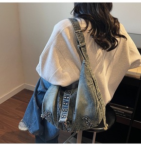 Bolso de Hombro Vaquero Estilo 2026, Bolso <span class=keywords><strong>Bandolera</strong></span> de Mezclilla Retro de Gran Capacidad con Remaches para Mujer - Product Image 3