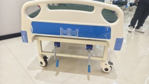 Lit <span class=keywords><strong>médical</strong></span> d'hôpital avec barrière de sécurité et matelas de 6 cm, lit de soins infirmiers réglable pour personnes âgées et handicapées, capacité de charge de 200 kg - Product Image 5