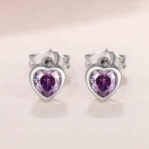 Boucles d'oreilles clous cœur Love Brand en argent 925 avec cristaux et strass sertis clos, bijoux mignons pour femme à porter au quotidien - Product Image 4