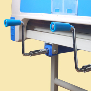 Lit médical manuel Yuanmei YM-587, simple ou double, avec fonction bascule pour personnes âgées, équipé de roulettes et de barrières amovibles - Product Image 2