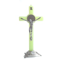 Statue de croix en plastique verte luminescente de 180 mm x 150 mm représentant Jésus crucifié, pour usage religieux catholique.