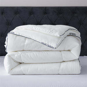 Couette en fibres à dix trous 203x229cm, en polyester et coton moelleux, pour la maison, utilisable en toutes saisons - Product Image 1