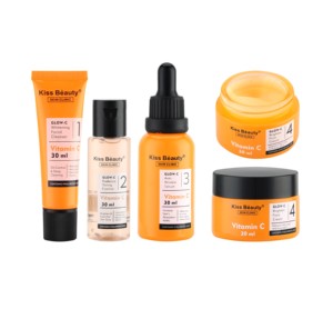 Ensemble de soins de la peau Kiss Beauty en gros, 4 en 1, produits de soins de la peau pour voyage, 30 ml, sérum visage à la vitamine C, crème hydratante pour le visage, nettoyant - Product Image 1