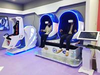 Jeux d'intérieur/extérieurs de réalité virtuelle de cinéma en métal et plastique 9D cinéma 2 de chaise d'oeufs de réalité virtuelle sièges 360 tours de parc de VR