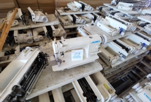 Máquina de Coser de Alta Velocidad, Original, Usada, Fabricada en Japón, Lockstitch 8700 con Motor de Embrague y Mesa Nueva - Product Image 4