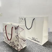 Grands sacs shopping en papier couché recyclables avec poignées en ruban, impression sérigraphique et logo personnalisé pour l'emballage de vêtements et de chaussures