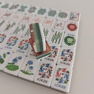 Nuovo Arrivo: Tessere di Lusso per Mahjong Americano OMHJGO, Set con Tessere Auspiciosi Koi e Joker con Retro Effetto Legno per Gioco degli Scacchi - Product Image 2