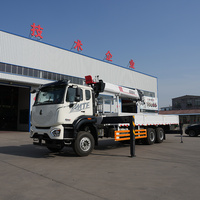 Camion-grue HOWO 12 tonnes avec flèche hydraulique télécommandée, nacelle et échelle personnalisables