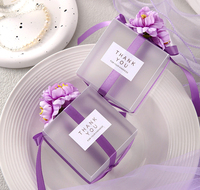 Boîte à dragées carrée indienne en plastique givré violet 6x6x6cm, vente en gros directe d'usine, avec fleurs, par les fournisseurs de Yiwu