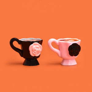 Breloques en résine en forme de tasses à café à fleurs roses et noires pour poupées, aliments miniatures, colle crème, décoration de coque de téléphone - Product Image 1
