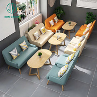 Ensemble de meubles de salle à manger pour café, restaurant, style moderne, canapés en cuir bleu, vert, beige, orange, tables basses ovales en bois clair