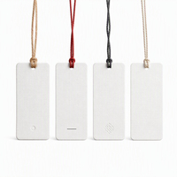 Étiquettes suspendues personnalisées en carton blanc 355 g/m² pour accessoires vestimentaires avec impression de logo anti-contrefaçon pour la mode de détail