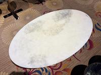 Table basse en pierre de luxe en cristal blanc avec une forme unique. Table basse en marbre pour salon de luxe et usage domestique.