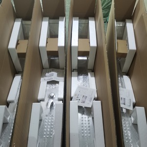 ระบบฝักบัวติดผนัง สแตนเลสทรงสี่เหลี่ยมผืนผ้า สีเงินขัดเงา พร้อมไฟ LED สำหรับห้องน้ำ โรงแรม - Product Image 3