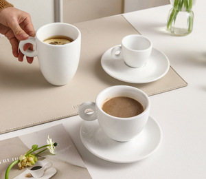 Juego de Taza y Platillo de Cerámica Blanca con Asa de Donut, Estilo Minimalista, para Espresso y Cappuccino, Ideal para Hoteles, Cafeterías y Restaurantes, Venta al Por Mayor - Product Image 2