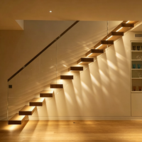 Escalier flottant avec garde-corps en verre, bois massif chêne foncé, escaliers en acier à cantilever