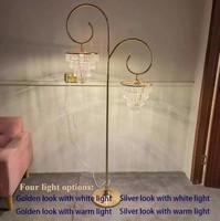 Lustre de mariage en cristal avec éclairage LED pour la cérémonie et la décoration de mariage, idéal comme éclairage d'allée et accessoires lumineux.