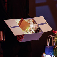 Boîtes cadeaux rigides recyclées haut de gamme en gros avec pelliculage brillant et revêtement UV pour l'emballage de chaussettes, fourrures, rouges à lèvres, parfums et cadeaux d'anniversaire