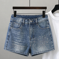 Shorts en jean personnalisés pour hommes et femmes, fabricant OEM ODM, bleu clair délavé avec motif éclatant en strass, commandes en gros