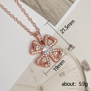 สร้อยคอจี้รูปดอกโคลเวอร์หรูหราสำหรับผู้หญิง โซ่รูปใบไม้เก๋ไก๋ - Product Image 4