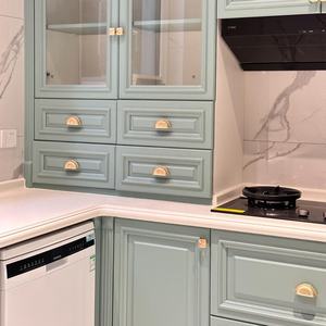 Ensemble d'armoires de <span class=keywords><strong>cuisine</strong></span> sur mesure en bois laqué, plan de travail en pierre, avec vitrine en verre vert menthe, design à fermeture douce - Product Image 3