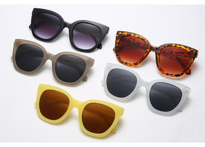 <span class=keywords><strong>Occhiali</strong></span> da <span class=keywords><strong>sole</strong></span> da donna alla moda con viso rotondo semplici <span class=keywords><strong>occhiali</strong></span> da <span class=keywords><strong>sole</strong></span> da <span class=keywords><strong>uomo</strong></span> in stile Red Street Snap - Product Image 4