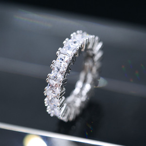 Anello dal Design Elegante in Stile Vetro per Donne - Product Image 2