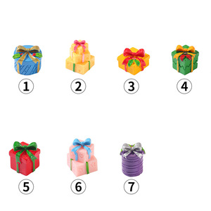 Adornos navideños de resina para caja de regalo, decoraciones en miniatura para colgar en el árbol, forma rectangular pintada a todo color - Product Image 4