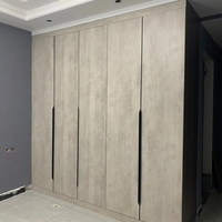 Armoire avec poignées en MDF gris moderne, bois d'érable et verre, style transitionnel, pour chambre d'hôtel