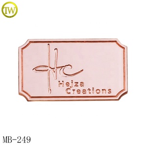 Nhà Máy Trực Tiếp Kim Loại Túi Phụ Kiện Tag Flower Shape Trống Logo Kim Loại Men Tấm Biểu Tượng Với Pins - Product Image 6