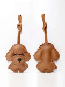 Llavero Zenos de Cuero con Forma de Oso Teddy y Hebilla de Montañismo Premium Hecha a Mano, con Decoración de Bolsa Cosida a Mano - Product Image 2