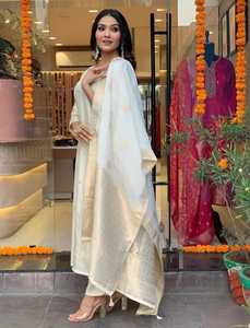 Ensemble de costumes en soie brodée blanche avec Dupatta Prix de gros Collection de produits en vrac faits à la main - Product Image 6