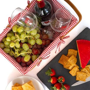 Picknickkorb aus Naturwattemühle mit Doppelgriffen und roter und weißer Gingham-Decke-Beleuchtung - Product Image 4